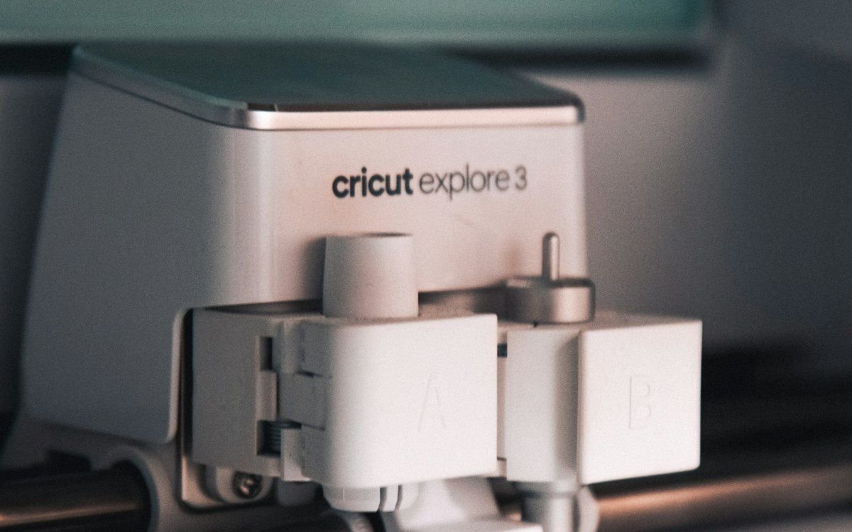 Máquina de corte Cricut sobre una mesa de trabajo