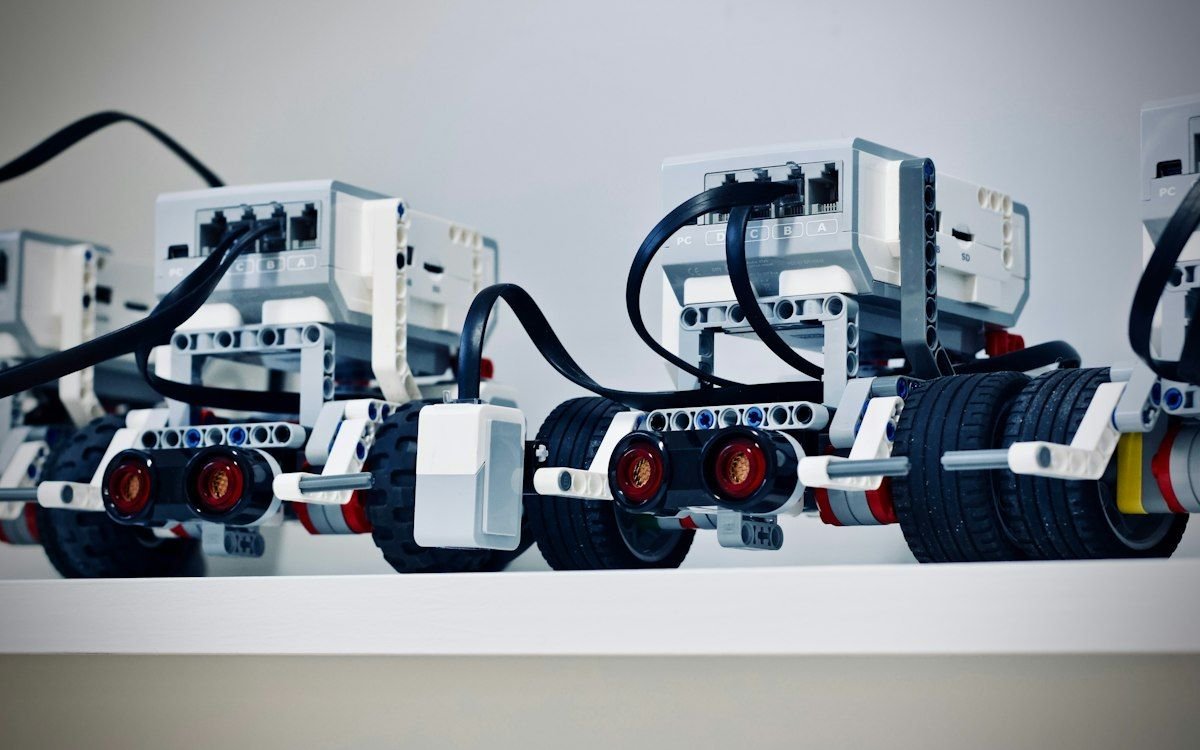 Robots educativos LEGO Mindstorms EV3 alineados sobre una mesa