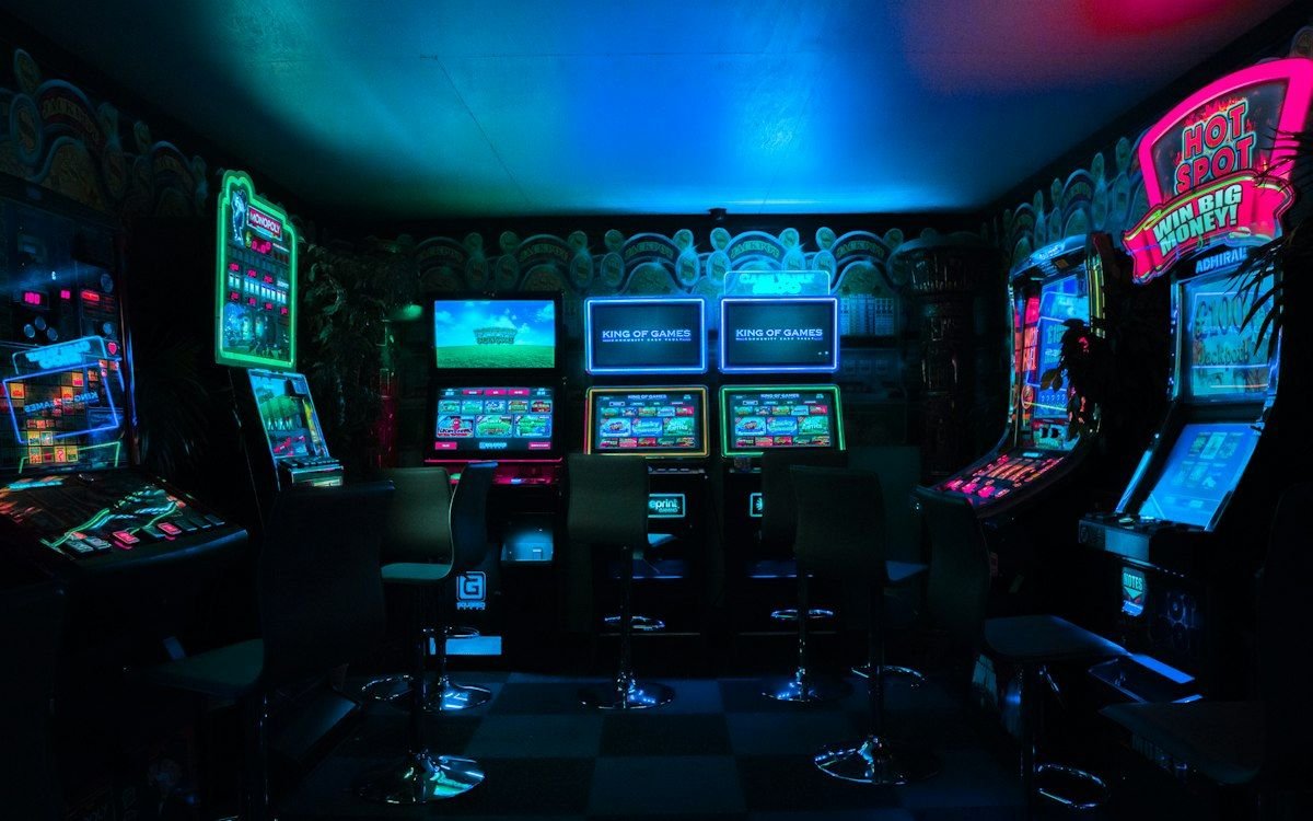 Sala de videojuegos con máquinas arcade iluminadas
