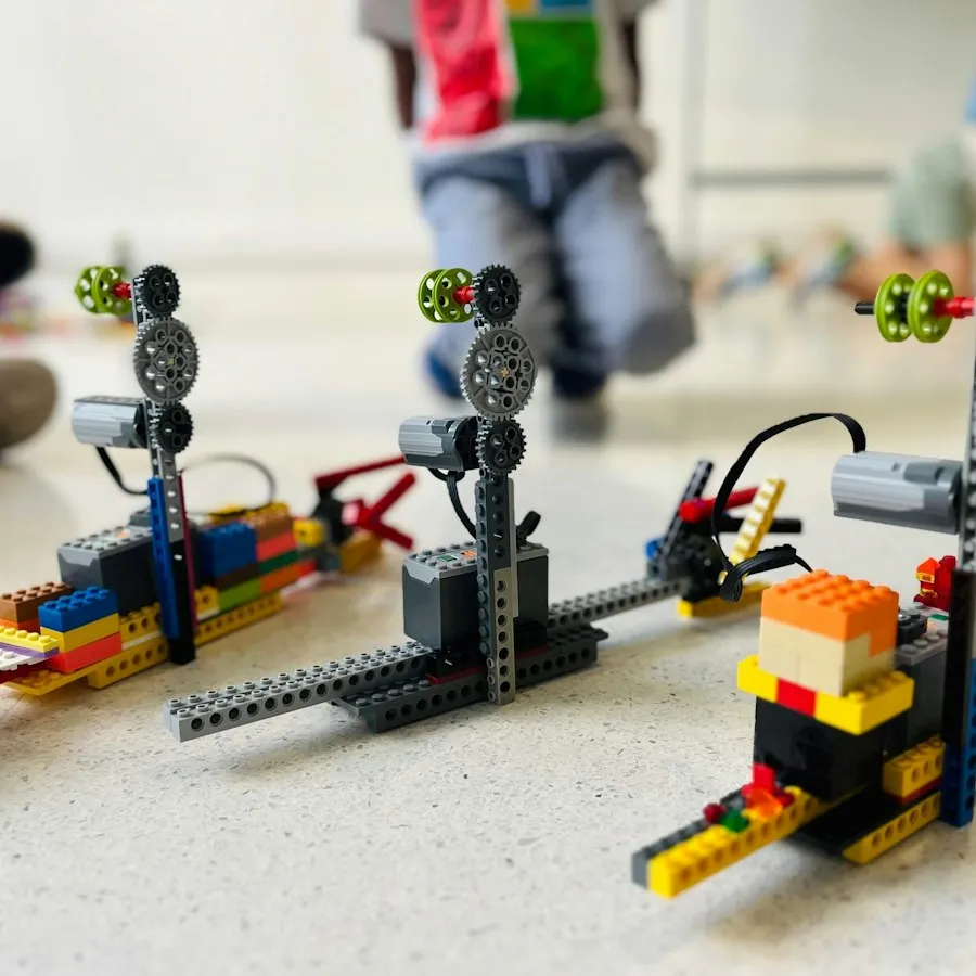 Robots construidos por estudiantes durante una competencia