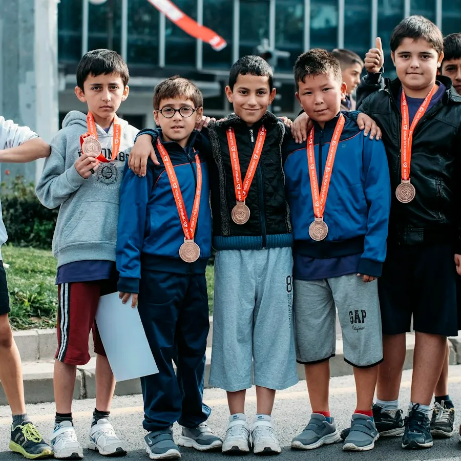 Estudiantes celebrando en una ceremonia de premiación