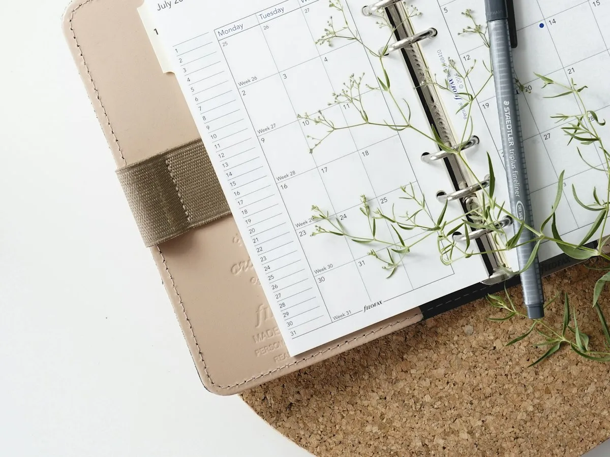 Agenda abierta con un calendario de planificación